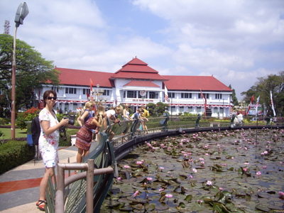 Toeristen bij de vijver met waterlelies voor het stadhuis van Malang op Java.