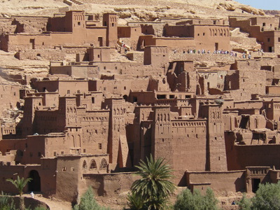 Kasbah Aït Ben Haddou, UNESCO-werelderfgoed in Marokko, met lemen vestinghuizen tegen de heuvelwand.