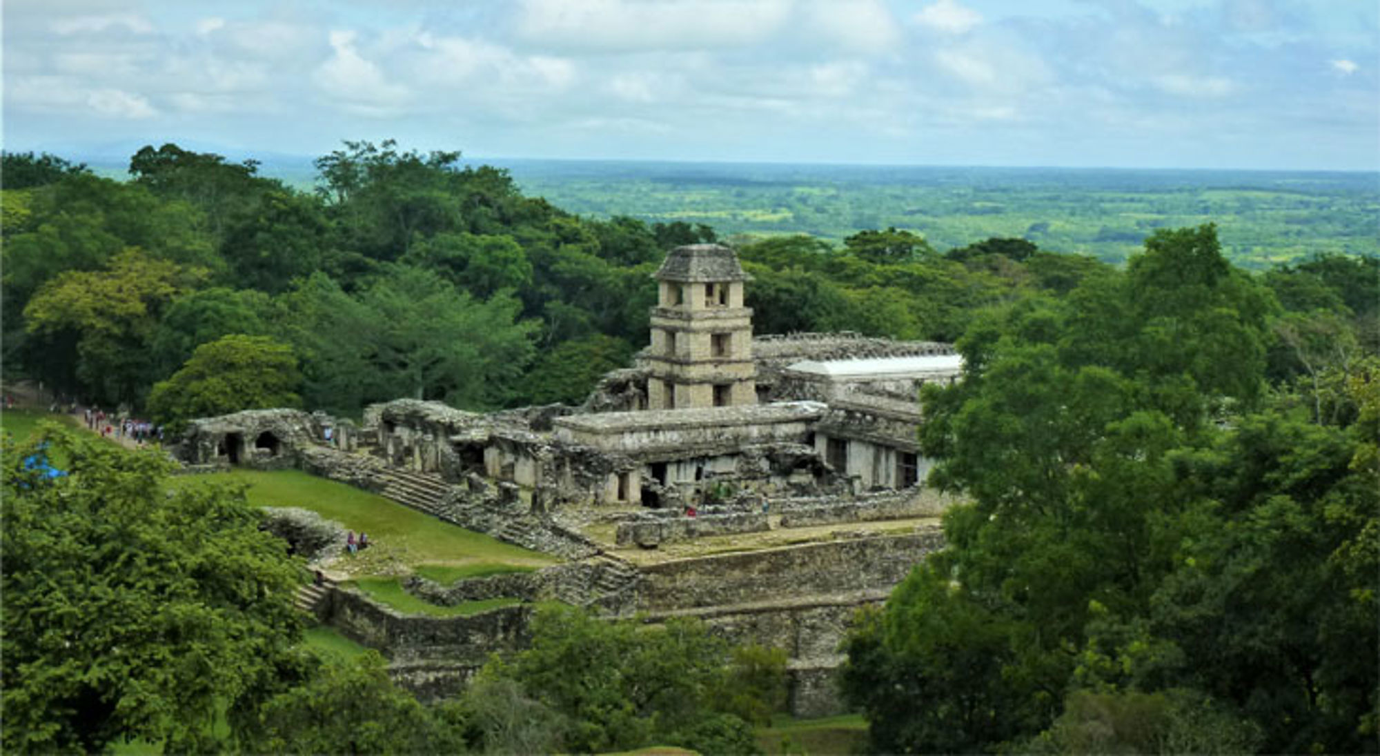 Palenque-ruïnes met Tempel van de Inscripties, omringd door jungle in Chiapas, Mexico.