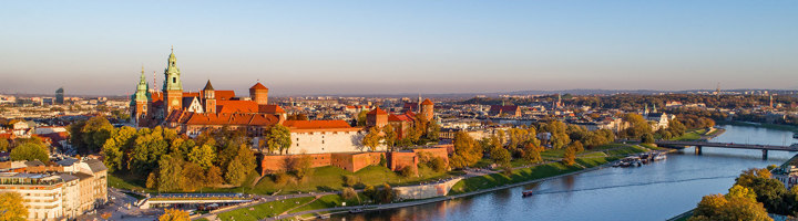 Panorama van de Wawelburcht en de Wisła-rivier in Krakau bij zonsondergang.