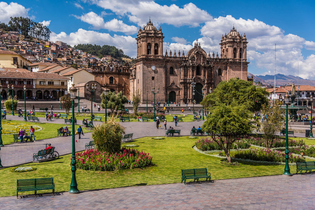 Plaza de Armas in Cusco met de kathedraal en groen stadspark, tijdens familiereis Peru.