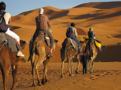 Kamelenkaravaan met reizigers in de Sahara bij Merzouga, tijdens route Marokko Zomer 21 dagen.