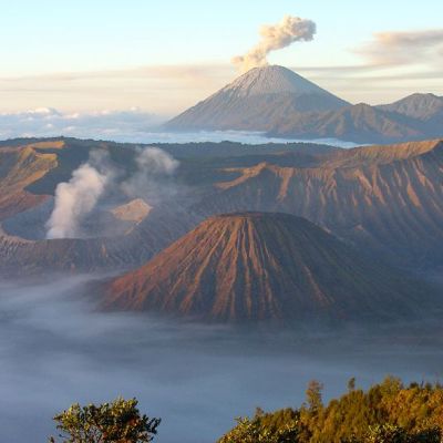 Rokende vulkanen bij zonsopkomst op Java tijdens groepsrondreis Sumatra, Java en Bali.