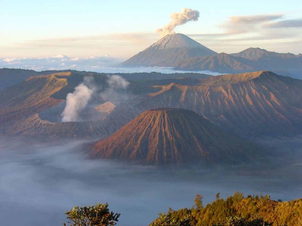 Rokende vulkanen bij zonsopkomst op Java tijdens groepsrondreis Sumatra, Java en Bali.