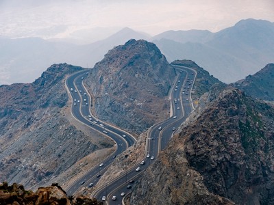 Slingerweg door het berglandschap van Saoedi-Arabië, gezien vanaf een hoog uitzichtpunt.