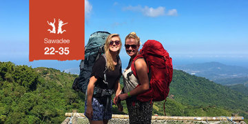 Twee backpackers met grote rugzakken op een berguitzicht, Sawadee 22-35ers reizen.