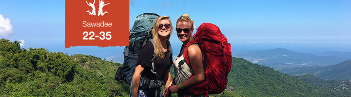 Twee backpackers met grote rugzakken op een berguitzicht, Sawadee 22-35ers reizen.