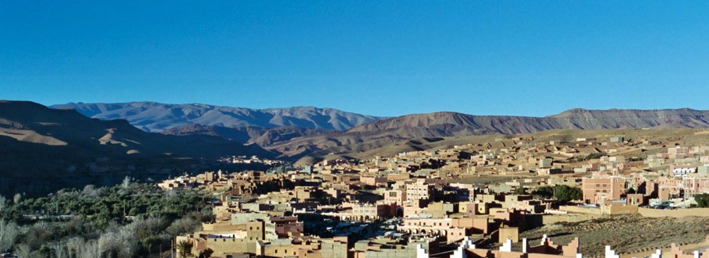 Panorama van een kasbah en lemen dorp in het Atlasgebergte tijdens een wandelreis in Marokko.