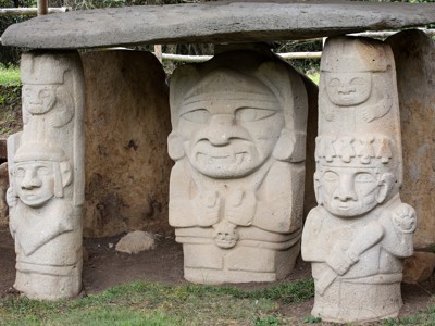 Precolumbiaanse stenen beelden in het Archeologisch Park van San Agustín, Colombia.