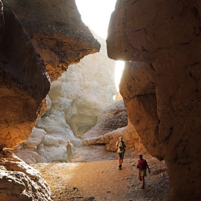 Wandelaars in een smalle canyon met hoge rotswanden tijdens groepsrondreis Zuidelijk Afrika Hoogtepunten.