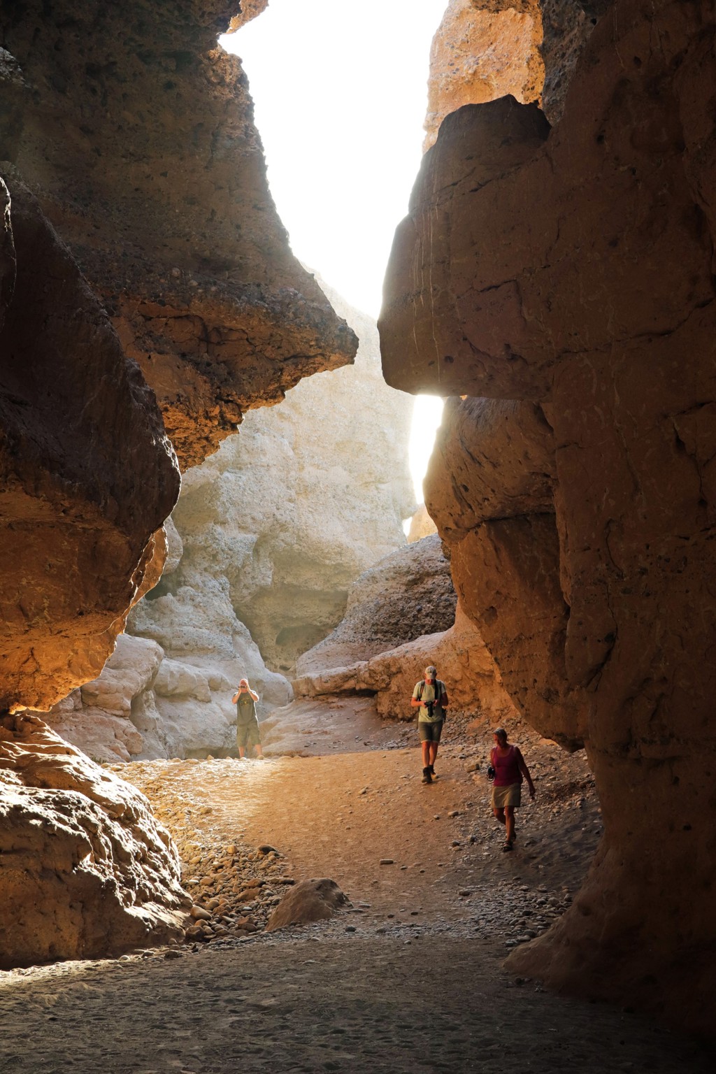 Wandelaars in een smalle canyon met hoge rotswanden tijdens groepsrondreis Zuidelijk Afrika Hoogtepunten.