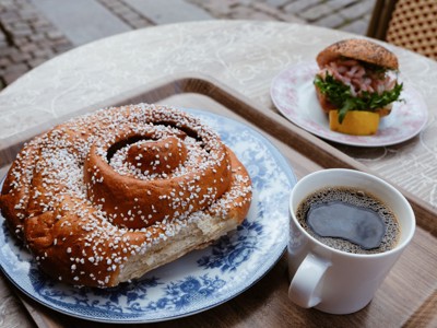 Kanelbullar met parelsuiker en koffie op een terras tijdens Route Scandinavië.