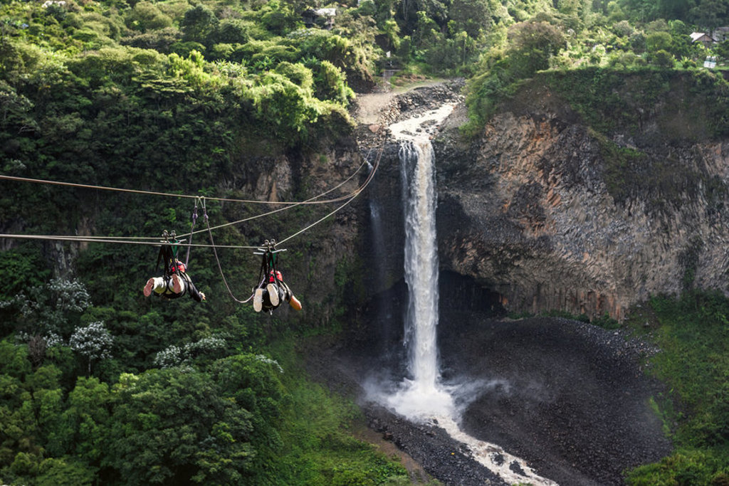 Ziplinen bij een waterval in het regenwoud van Ecuador tijdens een familiereis Ecuador en Galapagos.