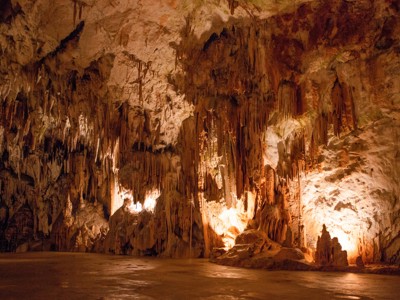 Verlichte druipsteengrot met stalactieten en stalagmieten in Slovenië, route Slovenië dag 8.