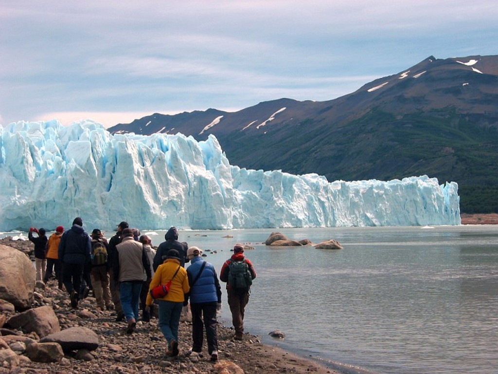 Groepsrondreis Argentinië: wandelaars langs het meer bij de Perito Moreno-gletsjer in Patagonië.