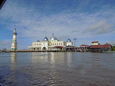 Moskee met minaret aan de rivier in Kalimantan, Indonesië.