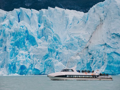 Cruiseboot langs de Perito Moreno-gletsjer in Patagonië.