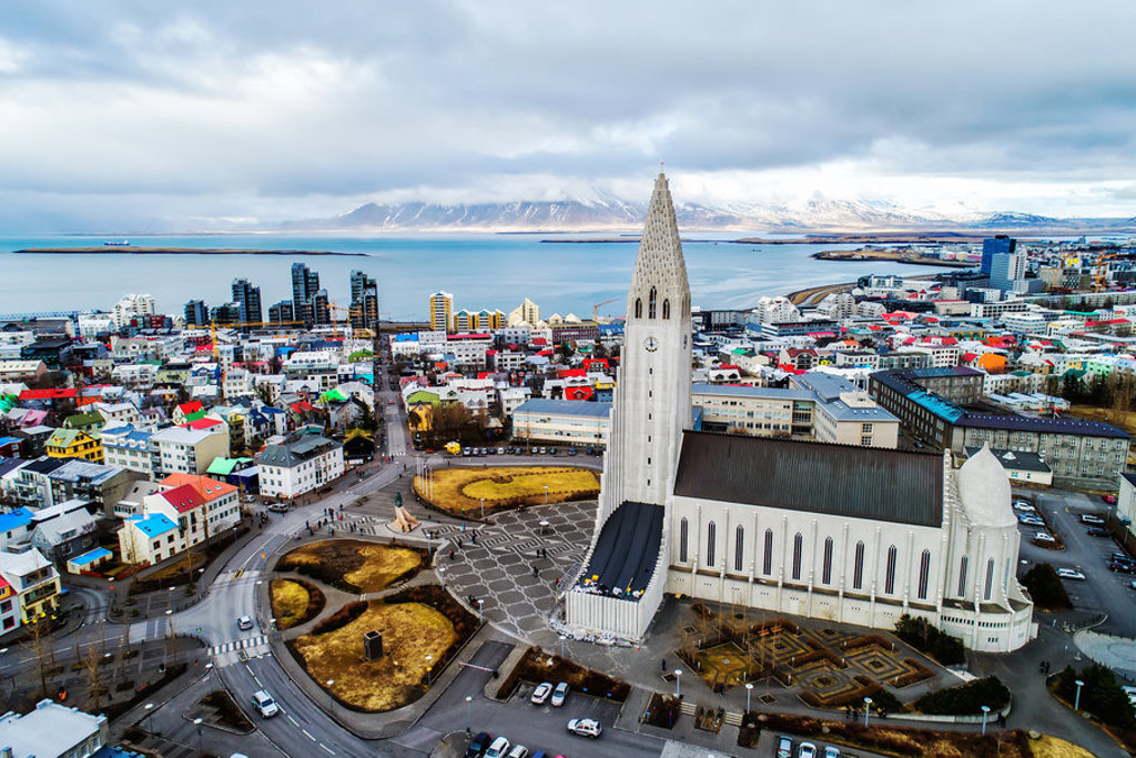 Hallgrímskirkja kerk in Reykjavik met kleurrijke huizen en uitzicht op de baai, IJsland.
