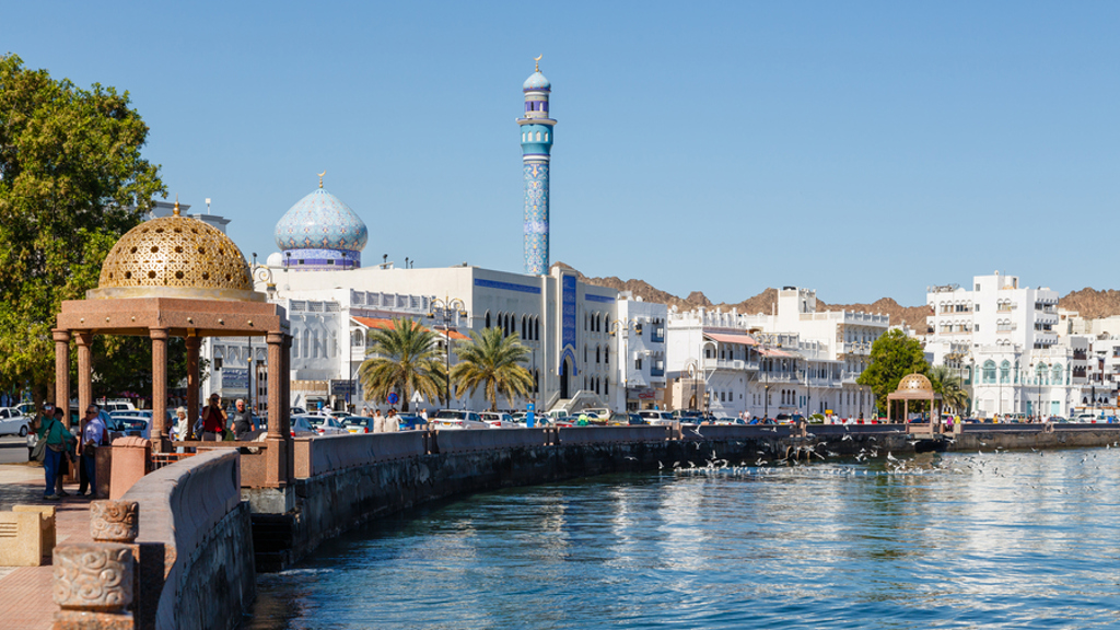 Corniche in Muscat, Oman, met de Al Alam-moskee en minaret aan de waterkant.