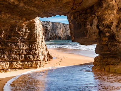 Zeegezicht vanaf een rotsgrot aan de Costa Vicentina, Alentejo en Algarve, Portugal.