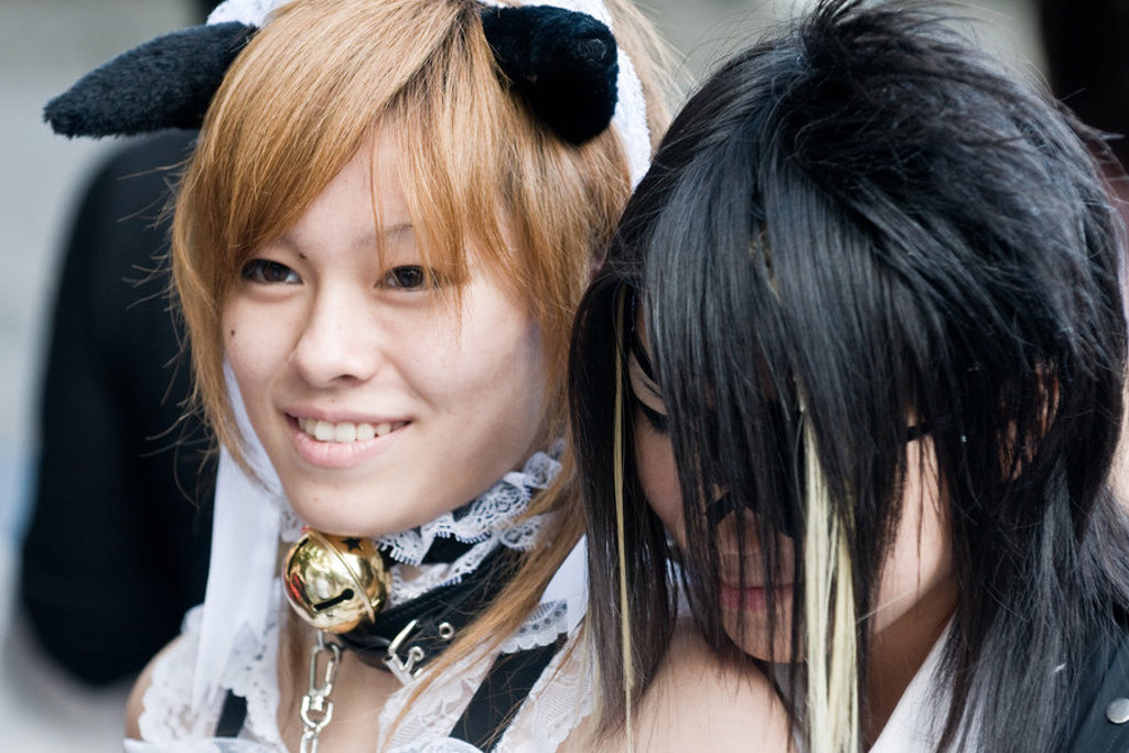 Twee jongeren in cosplaykostuum tijdens een straatfestival in Japan.
