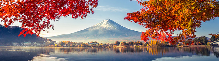 Herfstkleuren rond Mount Fuji aan het Kawaguchi-meer in Japan.