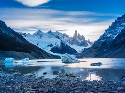 Laguna Torre met ijsbergen en uitzicht op Cerro Torre bij El Chaltén, Patagonië, Argentinië.