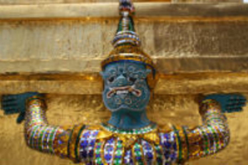 Mozaïekbeeld van een Thaise tempelwachter bij een gouden stupa in Thailand.