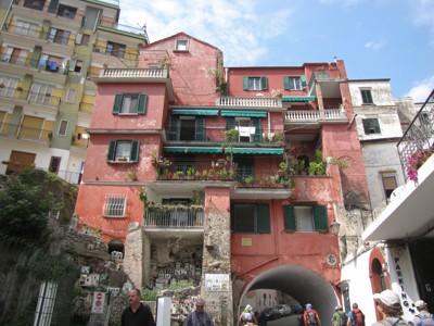 Kleurrijke huizen met balkons in een kustplaats aan de Amalfikust, Italië.