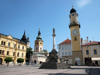 Stadsplein in Banská Bystrica met Mariakolom en klokkentoren, route Centraal Europa.