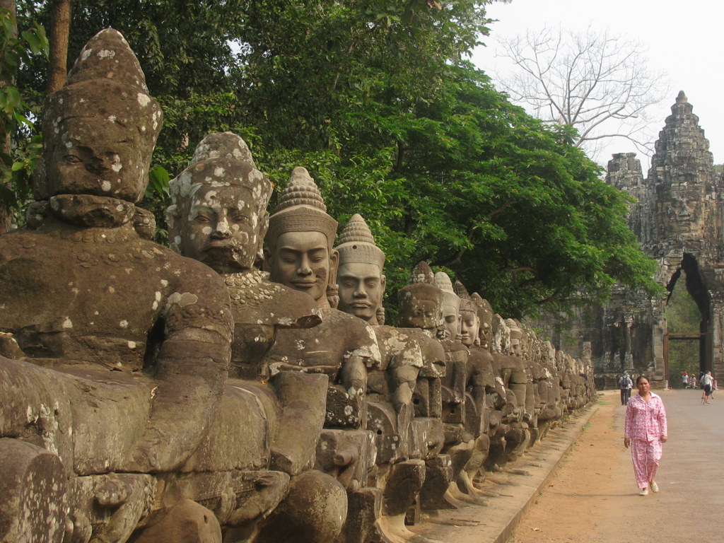 Rij stenen wachters bij de Zuidpoort van Angkor Thom in Cambodja, langs de weg naar Angkor Wat.