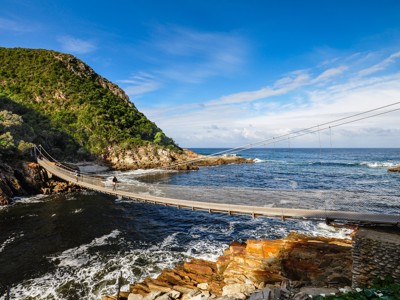 Hangbrug over de Storms River Mouth in Tsitsikamma National Park op de route Kaapstad - Johannesburg.