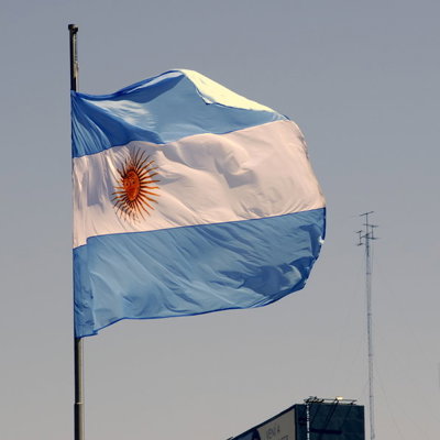 Argentijnse vlag wapperend in de wind tegen een heldere lucht in Buenos Aires.