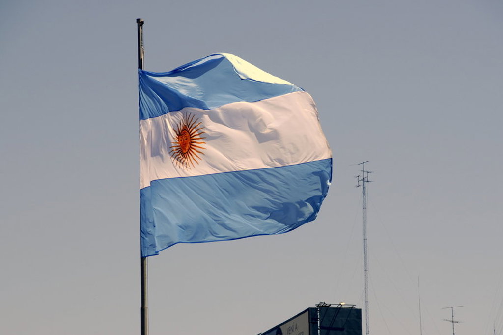 Argentijnse vlag wapperend in de wind tegen een heldere lucht in Buenos Aires.