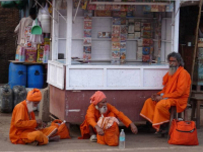 Sadhus in oranje gewaden rusten bij een kiosk tijdens Route Orissa, 23 dagen.