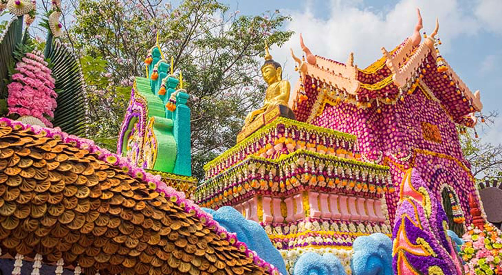 Bloemenfestival Chiang Mai Zicht op een berglandschap met bomen in de mist.