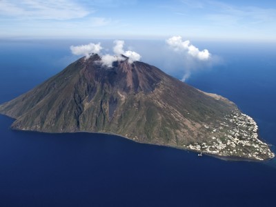Vulkaan Stromboli op de Eolische Eilanden, gezien vanaf zee tijdens de 8-daagse wandelvakantie Sicilië.