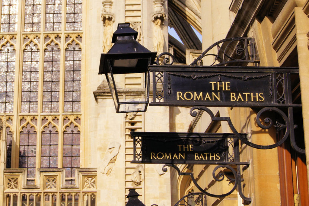 Uithangbord van The Roman Baths in Bath, Verenigd Koninkrijk.
