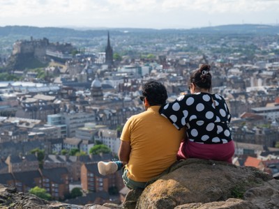 Uitzicht over Edinburgh vanaf Arthur’s Seat, met Edinburgh Castle op de achtergrond.