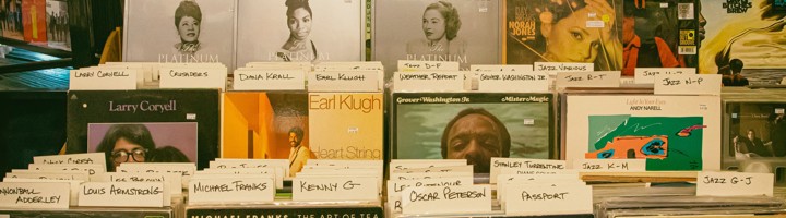 Jazz-vinylplaten in een platenzaak, passend bij een muzikale reis door de Verenigde Staten.