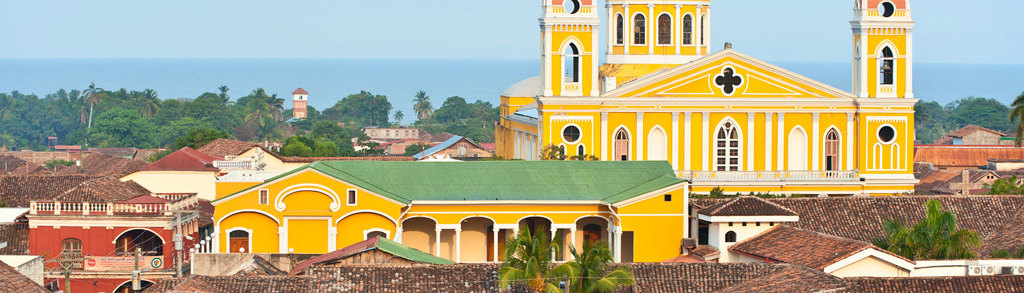 Gele kathedraal en kleurrijke daken in Granada, Nicaragua, tijdens groepsrondreis Nicaragua en Costa Rica.