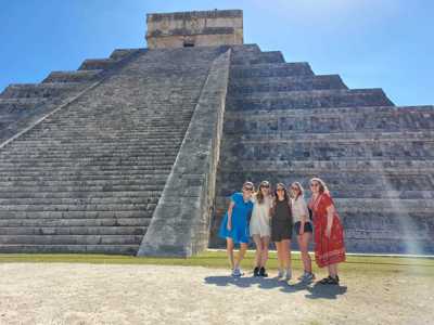 Reizigers bij de piramide El Castillo in Chichén Itzá tijdens de Route Mexico.