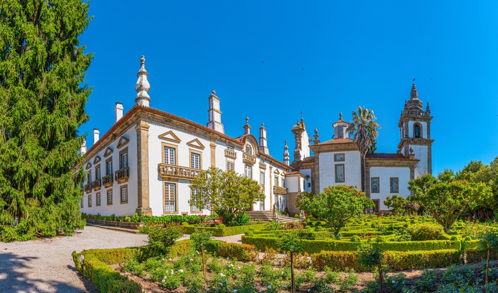 Landhuis met formele tuin in de Dourovallei, Portugal, tijdens een wandelvakantie.