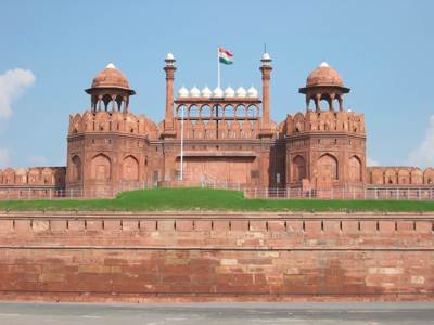 Rode Fort in Delhi, India, met de Indiase vlag boven de hoofdpoort.