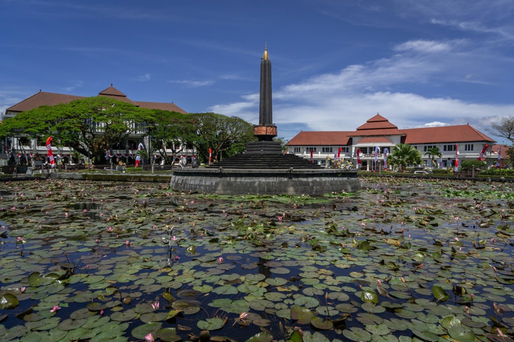 Monument Tugu Pahlawan in Surabaya met waterlelies in de vijver, tijdens familiereis Java en Bali.