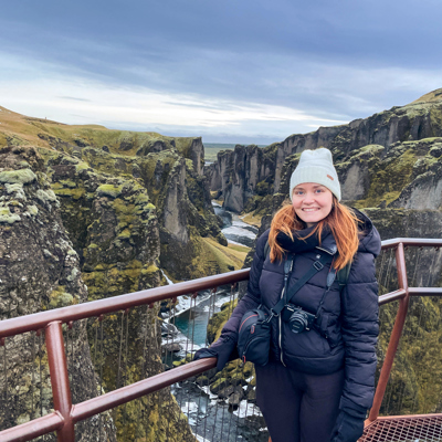 Reiziger bij uitzichtpunt over de Fjaðrárgljúfur-kloof in IJsland tijdens een winter groepsrondreis.
