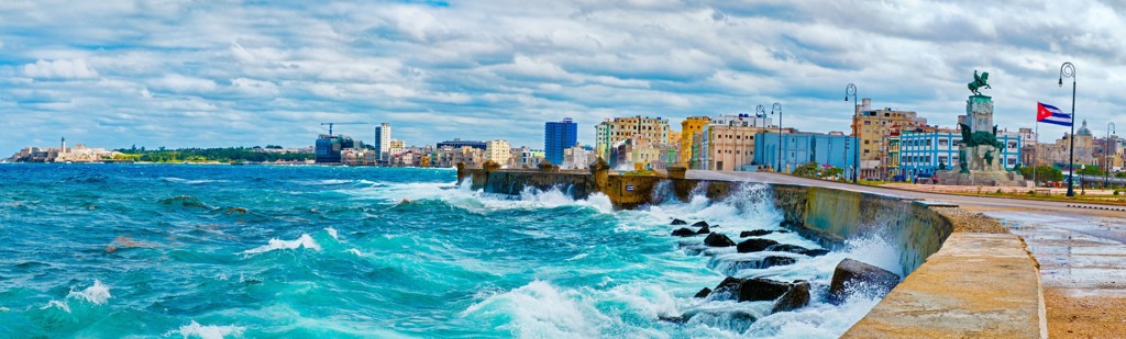 Golven slaan tegen de Malecón in Havana tijdens een groepsrondreis Cuba.