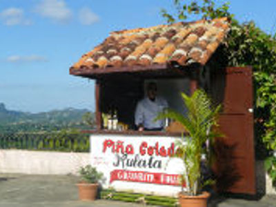 Pina colada-bar bij Muralta met uitzicht op de Viñales-vallei in Cuba.