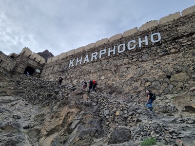 Wandelaars bij het fort van Kharphocho in Skardu, Pakistan.