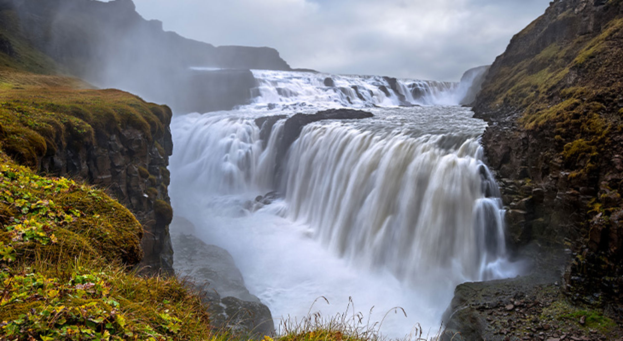 Gullfoss watervallen Gullfoss-waterval in IJsland, met krachtige waterstromen door een rotsachtige kloof.